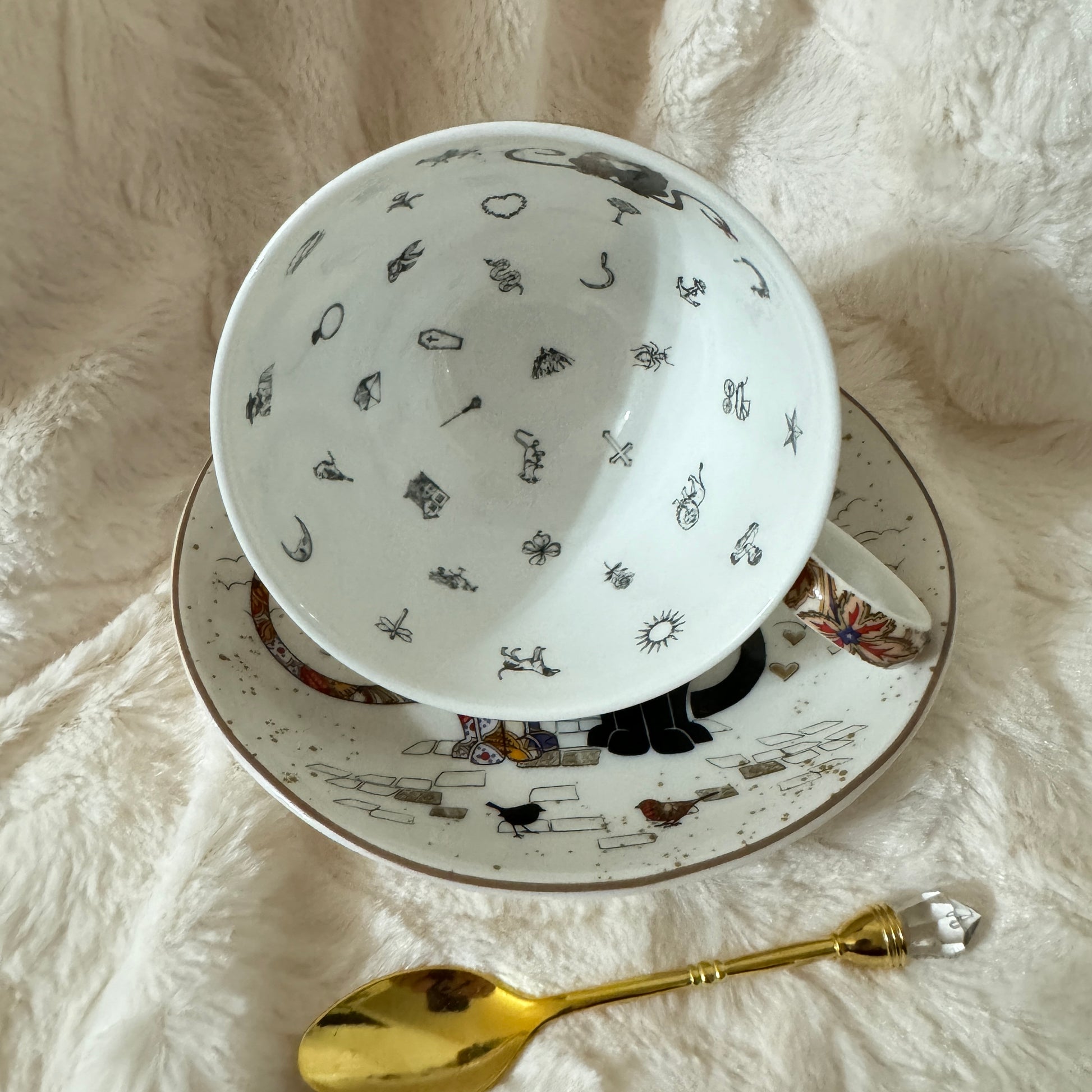 Charming teacup with a cat fortune teller, perfect for divination enthusiasts and cat lovers. Full tea leaf reading kit with free course. Perfect gift.